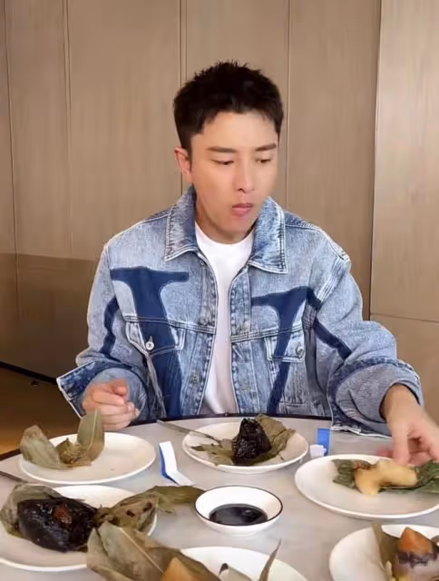賈乃亮在海南過端午,一個粽子咬一口,被網友吐槽:浪費糧食