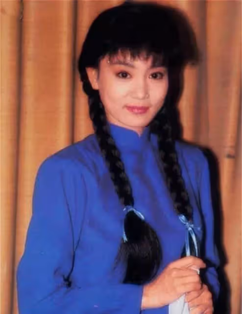看到62歲的劉雪華，才明白什麼是「優雅的老去」，從不掩蓋「皺紋」端莊大方：每一刻都是最美的樣子