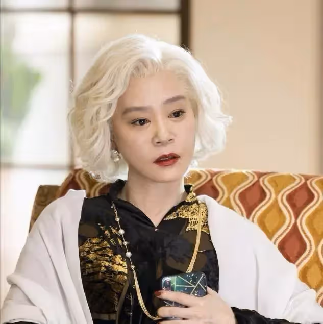 看到62歲的劉雪華，才明白什麼是「優雅的老去」，從不掩蓋「皺紋」端莊大方：每一刻都是最美的樣子