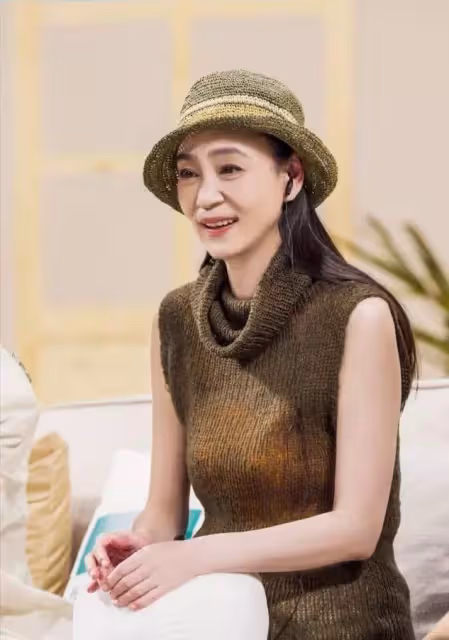 看到62歲的劉雪華，才明白什麼是「優雅的老去」，從不掩蓋「皺紋」端莊大方：每一刻都是最美的樣子