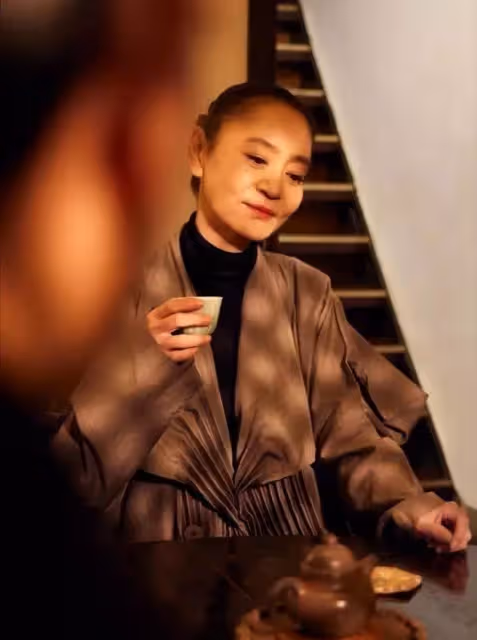 看到62歲的劉雪華，才明白什麼是「優雅的老去」，從不掩蓋「皺紋」端莊大方：每一刻都是最美的樣子