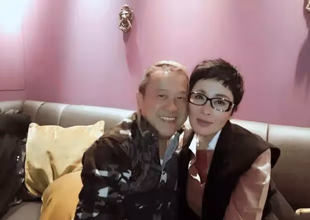 張敏近照曝光！跟曾志偉「貼面合影」，剪短髮瘦出老態：53歲這狀態才是真實的