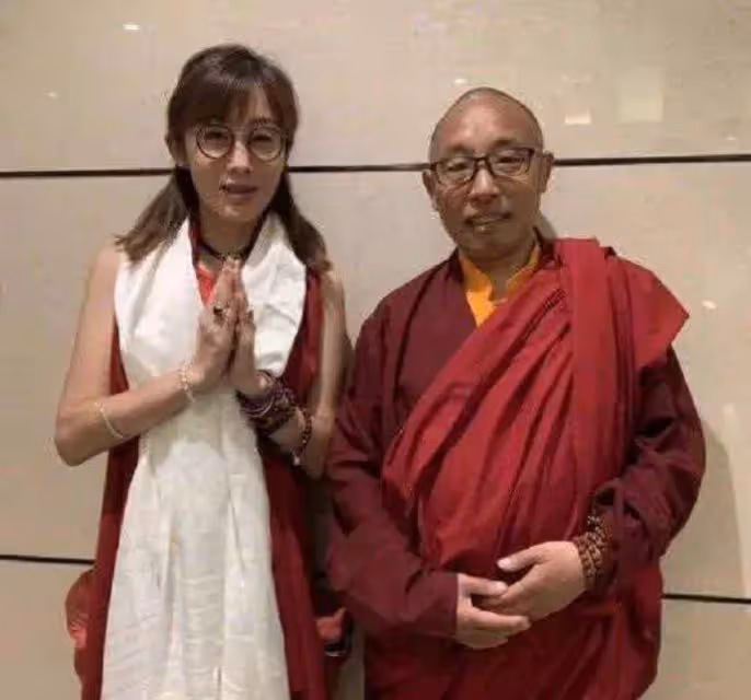 張敏近照曝光！跟曾志偉「貼面合影」，剪短髮瘦出老態：53歲這狀態才是真實的