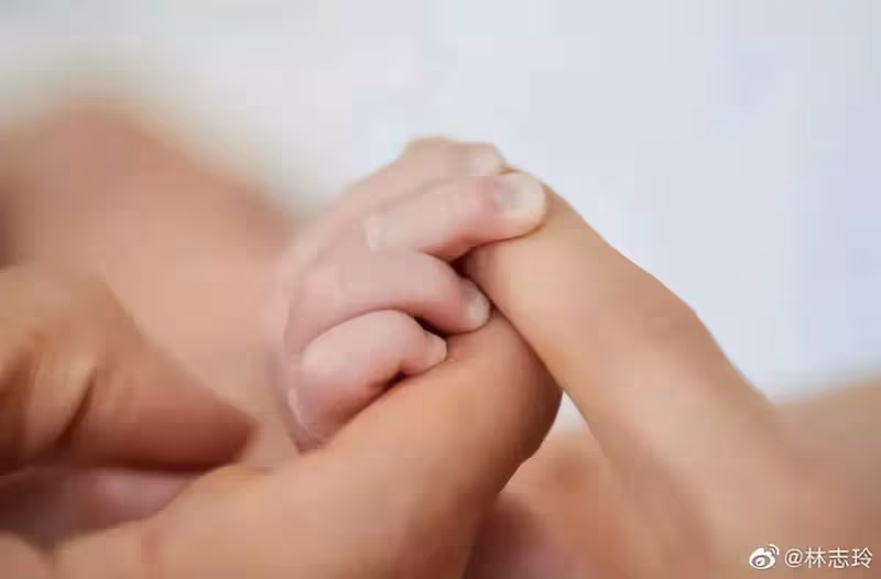 47歲林志玲當媽後首曬美照，嘟嘴賣萌似少女，與日籍老公超恩愛，網：這是剛剛升級當媽的人？