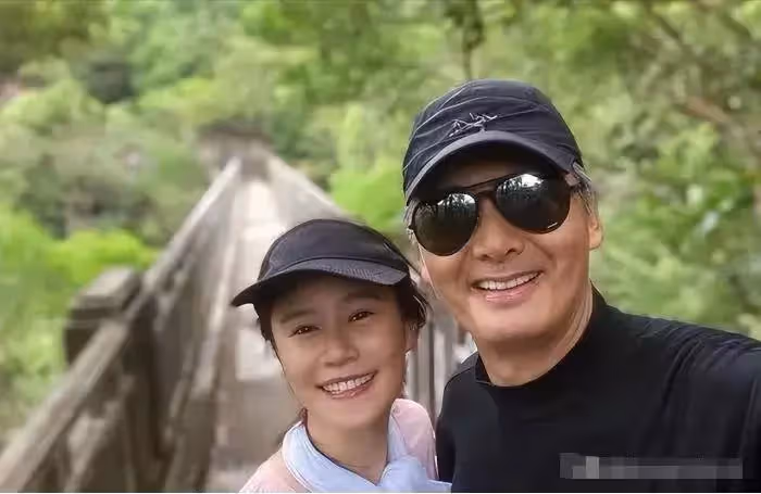 周潤發的近照曝光！朋友拍照慶祝他67歲生日，兩鬢斑白「戴太陽鏡」照樣帥翻天，網友：真正的偶像