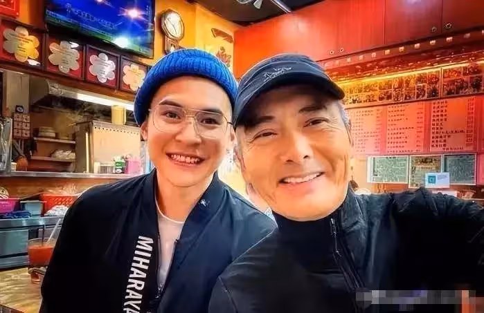 周潤發的近照曝光！朋友拍照慶祝他67歲生日，兩鬢斑白「戴太陽鏡」照樣帥翻天，網友：真正的偶像