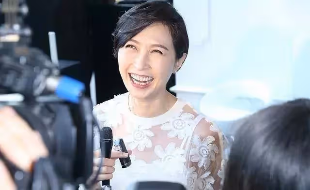 她在港姐中算是奇葩,不嫁富豪選擇窮小子,今兩人過著神仙日子