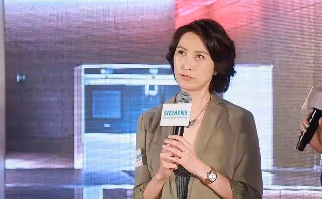 她在港姐中算是奇葩,不嫁富豪選擇窮小子,今兩人過著神仙日子