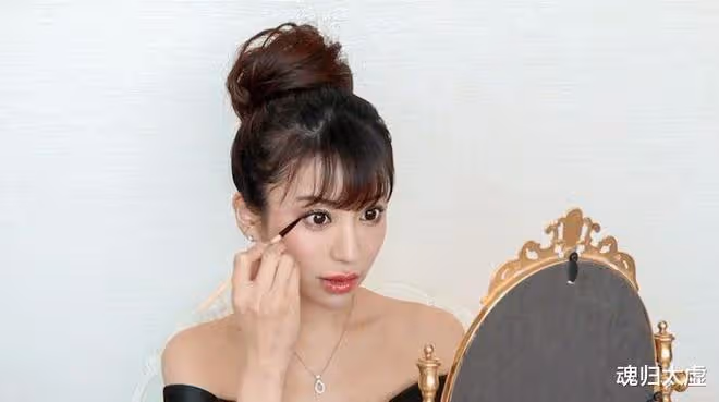日本第一陪酒女:滴酒不沾卻是業界傳奇,年入2億成整容模板