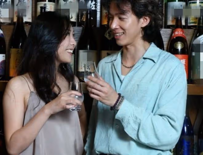32歲男星揚言要追求李麗珍女兒!輕撩其頭髮顯親密,女方一臉嬌羞