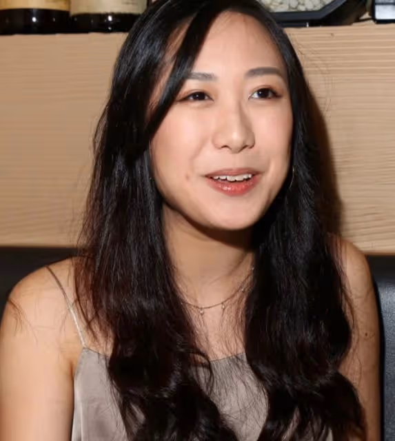 32歲男星揚言要追求李麗珍女兒!輕撩其頭髮顯親密,女方一臉嬌羞