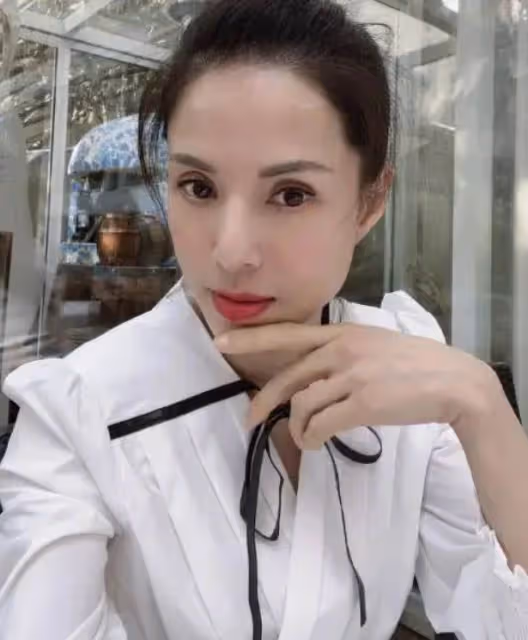 55歲李若彤罕曬健身照!素顏出鏡雙臂肌肉線條驚艷,穿短背心馬甲線好撩人,網友:歲月不敗美人