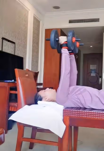 55歲李若彤罕曬健身照!素顏出鏡雙臂肌肉線條驚艷,穿短背心馬甲線好撩人,網友:歲月不敗美人