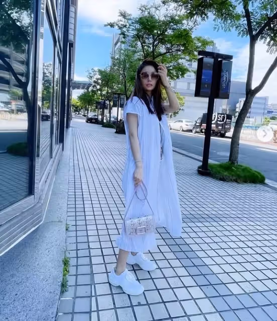 林心如端午節送祝福:穿休閑長衫凹造型,看到「玻璃上的倒影」網友:46歲身材太真實了