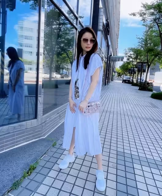 林心如端午節送祝福:穿休閑長衫凹造型,看到「玻璃上的倒影」網友:46歲身材太真實了