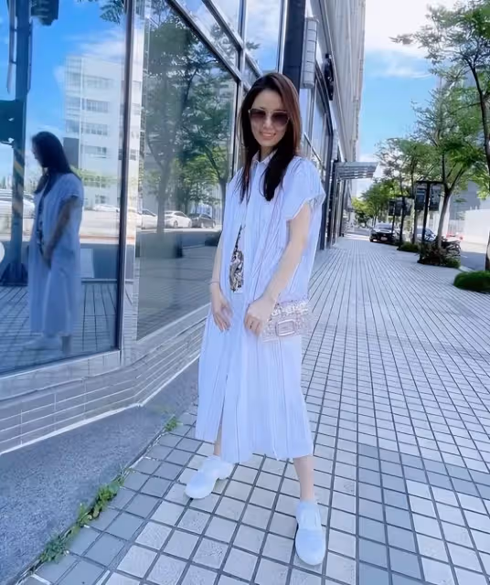 林心如端午節送祝福:穿休閑長衫凹造型,看到「玻璃上的倒影」網友:46歲身材太真實了