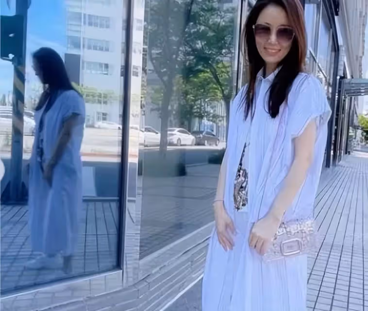 林心如端午節送祝福:穿休閑長衫凹造型,看到「玻璃上的倒影」網友:46歲身材太真實了