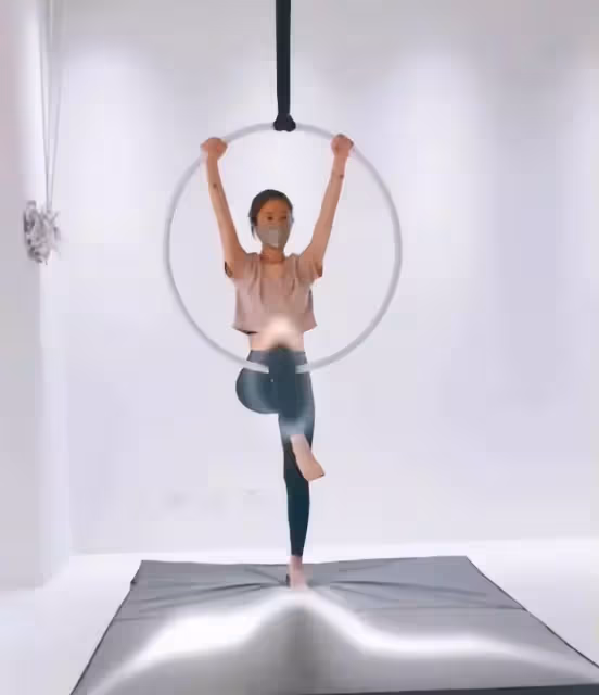 林心如端午節送祝福:穿休閑長衫凹造型,看到「玻璃上的倒影」網友:46歲身材太真實了