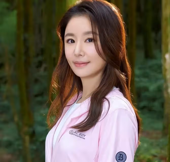 林心如端午節送祝福:穿休閑長衫凹造型,看到「玻璃上的倒影」網友:46歲身材太真實了