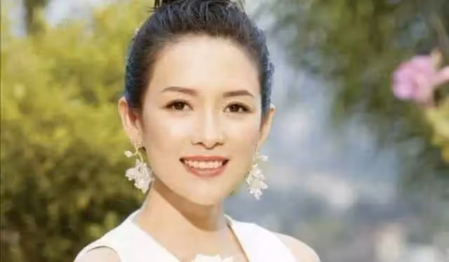 20年前,章子怡隨張藝謀上臺領獎,下臺後張藝謀就破口大罵