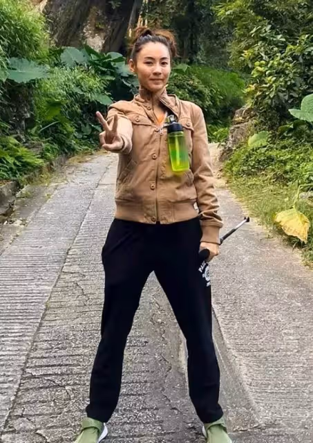 42歲張柏芝真實顏值太意外!爬山灰頭土臉黑不少,連皺紋都有了