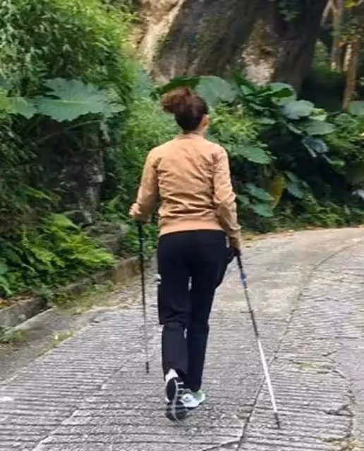 42歲張柏芝真實顏值太意外!爬山灰頭土臉黑不少,連皺紋都有了