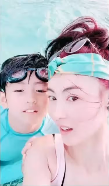 42歲張柏芝真實顏值太意外!爬山灰頭土臉黑不少,連皺紋都有了