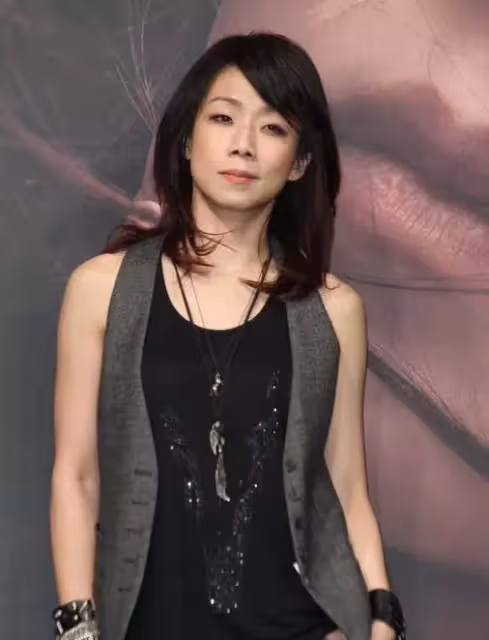 林憶蓮:年輕時為愛奮不顧身,穿梭在5個男神間,如今卻孑然一身:獨立的單身多有底氣?