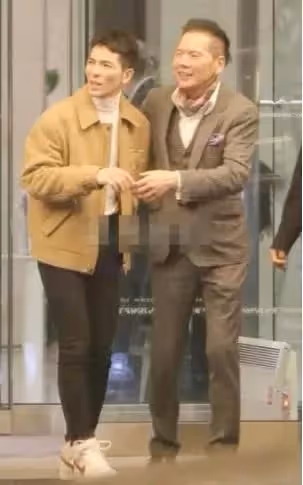 向華強72歲壽宴曝光!向太打扮洋氣但「身體虛弱」多人攙扶,郭碧婷卻小心躲鏡頭!