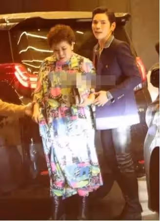 向華強72歲壽宴曝光!向太打扮洋氣但「身體虛弱」多人攙扶,郭碧婷卻小心躲鏡頭!