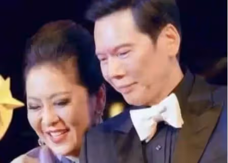 向華強72歲壽宴曝光!向太打扮洋氣但「身體虛弱」多人攙扶,郭碧婷卻小心躲鏡頭!