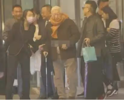 向華強72歲壽宴曝光!向太打扮洋氣但「身體虛弱」多人攙扶,郭碧婷卻小心躲鏡頭!
