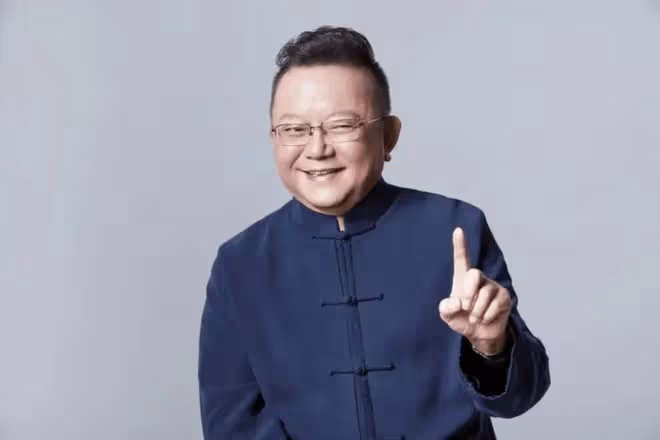 演員王剛:60歲老來得子,74歲還在拚命工作,兒子還小不敢老去