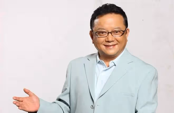 演員王剛:60歲老來得子,74歲還在拚命工作,兒子還小不敢老去
