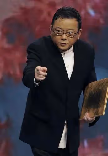 演員王剛：60歲老來得子，74歲還在拚命工作，兒子還小不敢老去