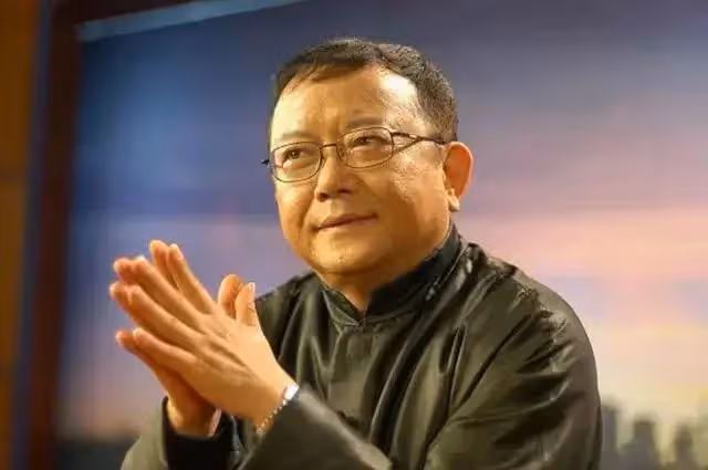 演員王剛：60歲老來得子，74歲還在拚命工作，兒子還小不敢老去