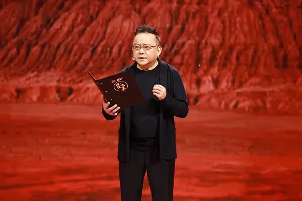 演員王剛:60歲老來得子,74歲還在拚命工作,兒子還小不敢老去