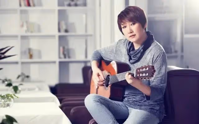 演員王剛:60歲老來得子,74歲還在拚命工作,兒子還小不敢老去