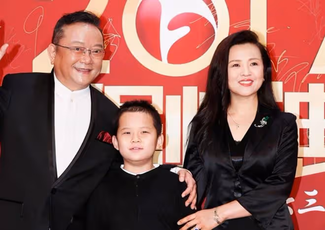 演員王剛:60歲老來得子,74歲還在拚命工作,兒子還小不敢老去