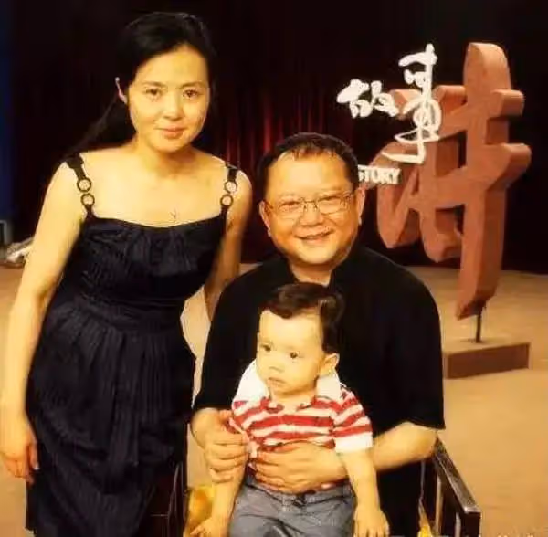演員王剛:60歲老來得子,74歲還在拚命工作,兒子還小不敢老去