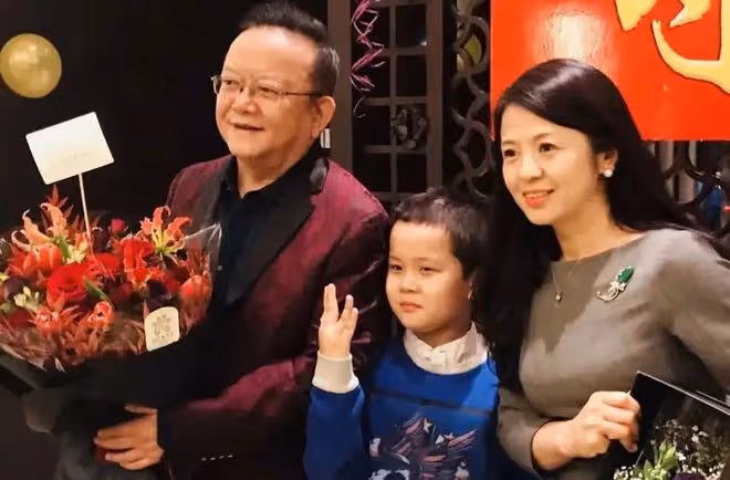 演員王剛:60歲老來得子,74歲還在拚命工作,兒子還小不敢老去