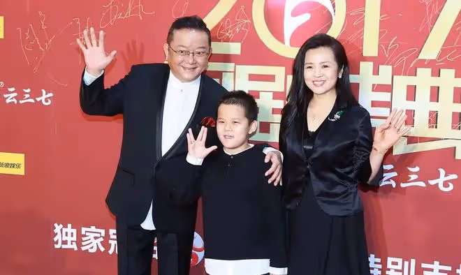 演員王剛:60歲老來得子,74歲還在拚命工作,兒子還小不敢老去