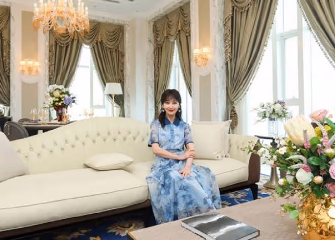 趙雅芝現身杭州看房,妝容精緻保養得當,與金巧巧手牽手宛如姐妹