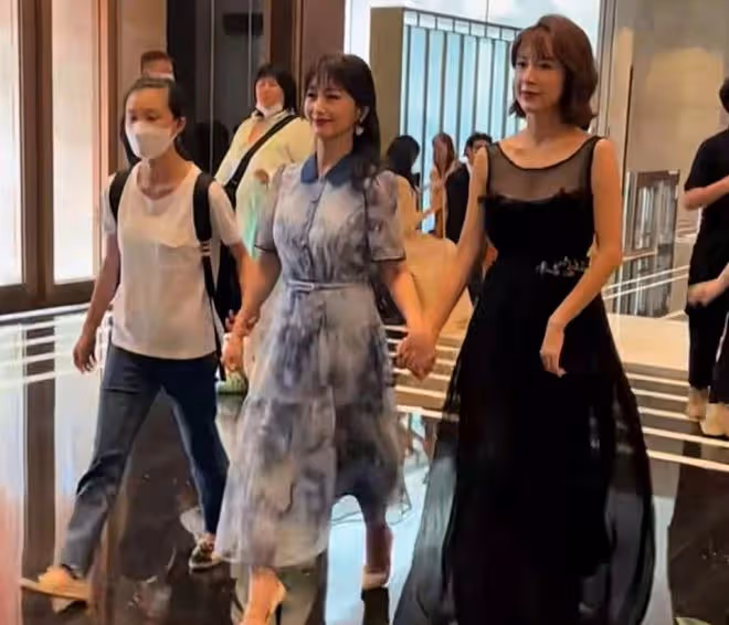 趙雅芝現身杭州看房,妝容精緻保養得當,與金巧巧手牽手宛如姐妹