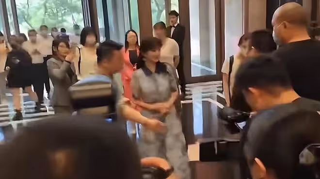 趙雅芝現身杭州看房,妝容精緻保養得當,與金巧巧手牽手宛如姐妹
