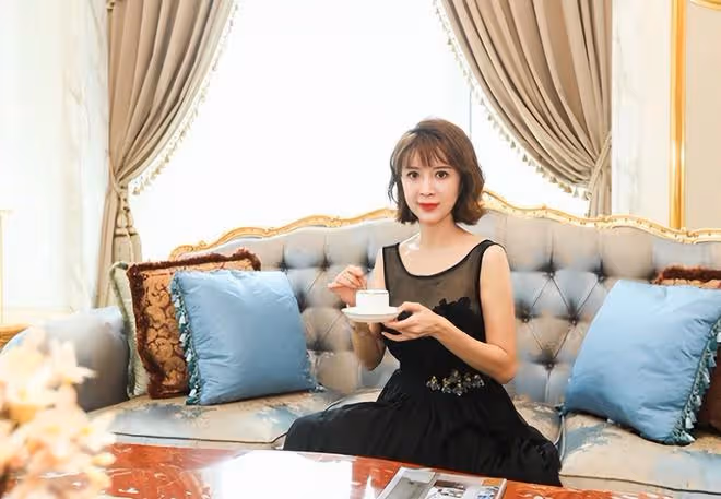 趙雅芝現身杭州看房,妝容精緻保養得當,與金巧巧手牽手宛如姐妹
