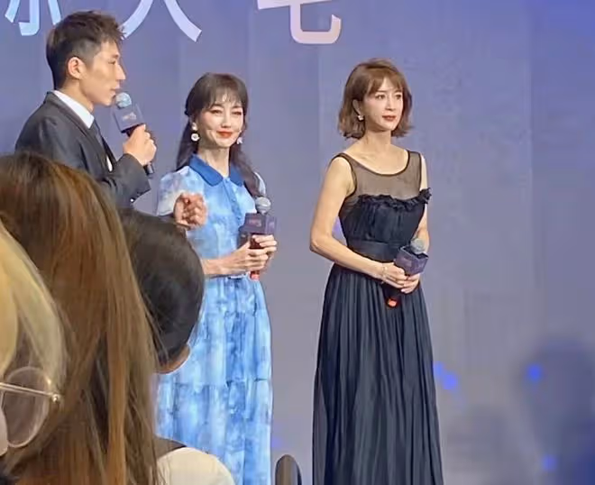 趙雅芝現身杭州看房,妝容精緻保養得當,與金巧巧手牽手宛如姐妹