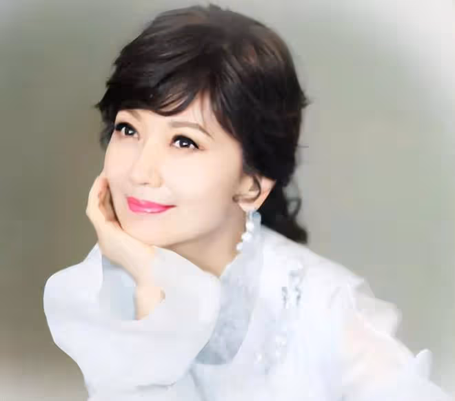 趙雅芝現身杭州看房,妝容精緻保養得當,與金巧巧手牽手宛如姐妹
