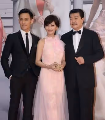 趙雅芝現身杭州看房,妝容精緻保養得當,與金巧巧手牽手宛如姐妹