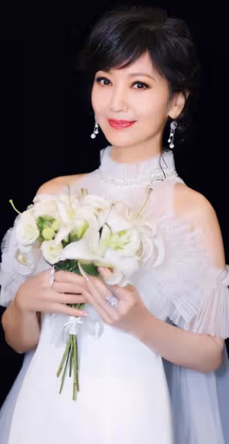 趙雅芝現身杭州看房,妝容精緻保養得當,與金巧巧手牽手宛如姐妹
